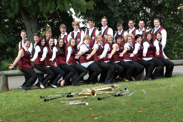 Foto des Orchesters auf dem Vorplatz der Teufelskopfhalle.